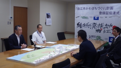 狛江市長と京浜河川事務所長との懇談風景