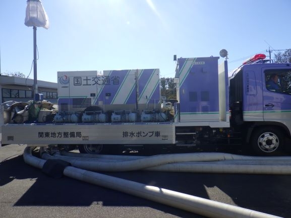 排水ポンプ車（側面）