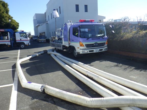 排水ポンプ車（前面）
