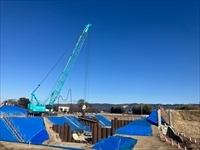 高さ50ｍ級！？堤防にそびえたつ恐竜
