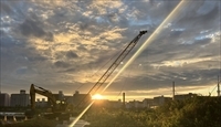 クレーンと夕暮れ