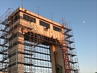 夕月も見守る足場作業