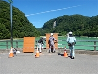 晴天の上州湯ノ湖と飛行機雲