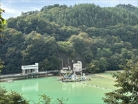 エメラルドグリーン汚さぬように！