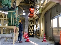 建屋へ伸びる技術の梯子