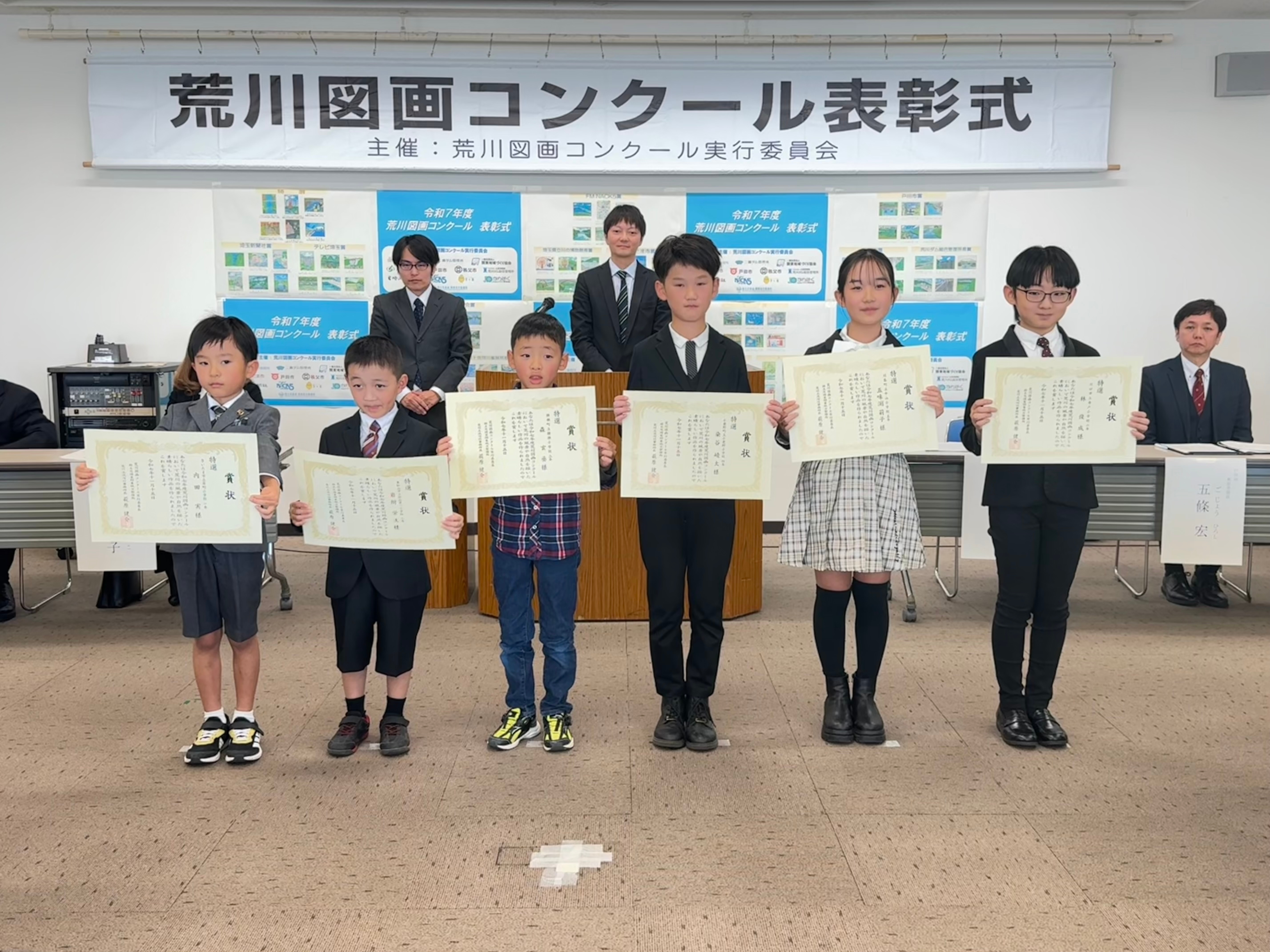 特選受賞のみなさんと記念撮影