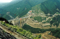 从原石山观看的水坝主体（1994年）