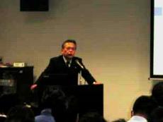 講演する青柳会長代行