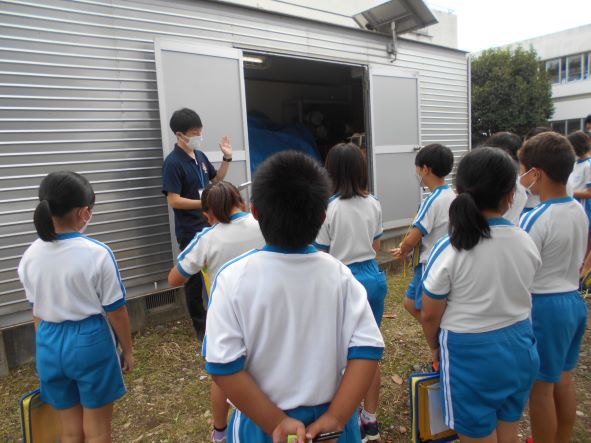 大泉町周辺 防災倉庫等について児童に説明している様子