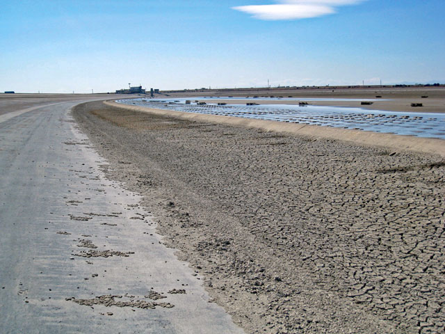 [Photo]Hoshiage (Drying-up) of the Reservoir