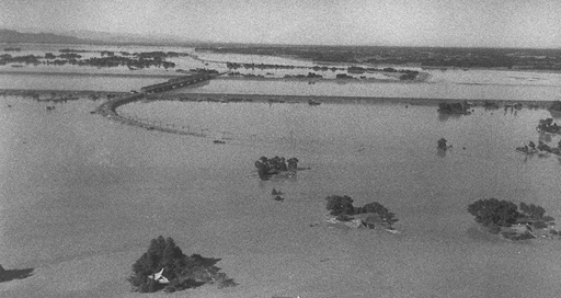 昭和22年9月16日利根川が決壊し、決壊口附近の浸水状況、埼玉県栗橋町の上空から利根川、北河辺村、茨城県古河市、渡良瀬川と東武日光線の線路を臨む。