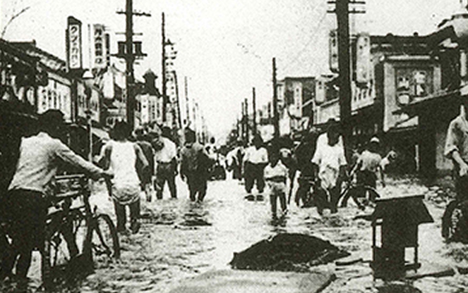 町中が水浸しになった足利市内の繁華街
