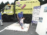 写真:空缶収集車